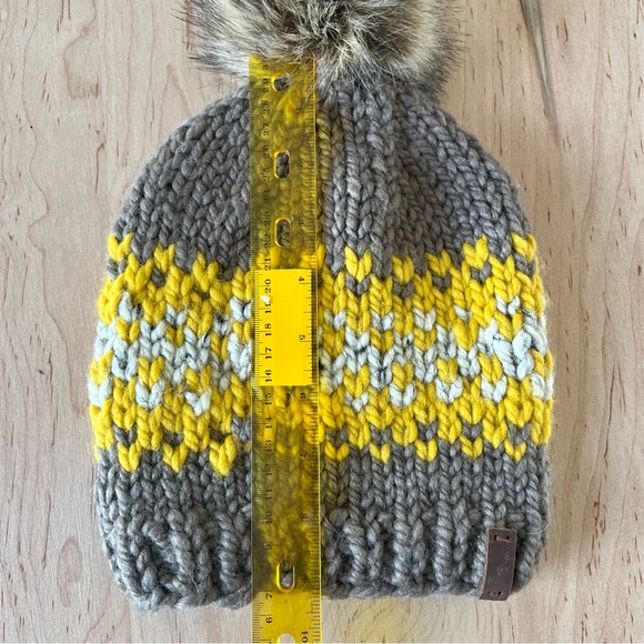 Hand Knit Toque with PomPom - Picture 4 of 5